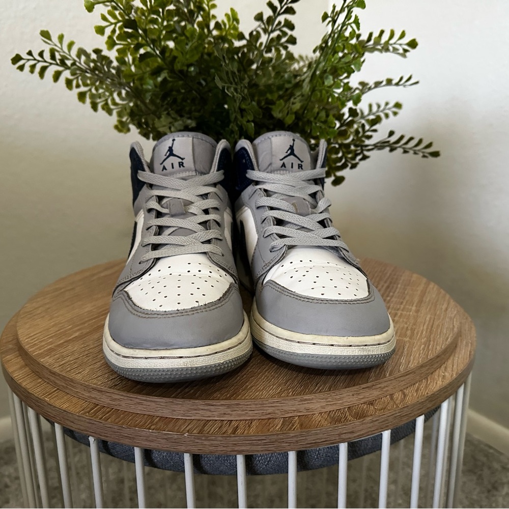 Jordan | Youth Size 7 Jordan 1 Mid Tops - Picture 5 of 16